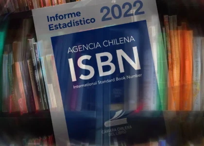 Imagen de muchos libros dispuestos en un anaquel y en primer plano el Informe Estadístico 2022 de ISBN de Chile